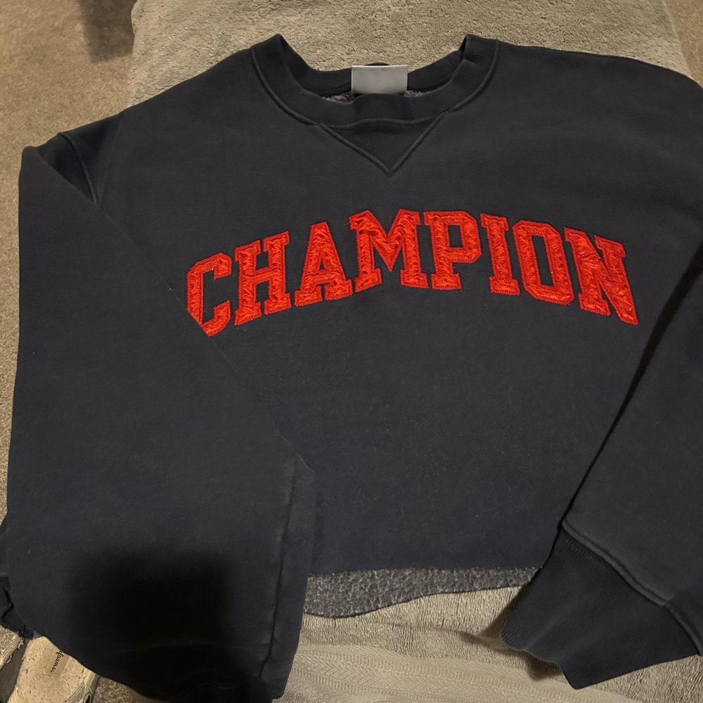 EUC navy blue/red Champion cropped sweatshirt. Size large.